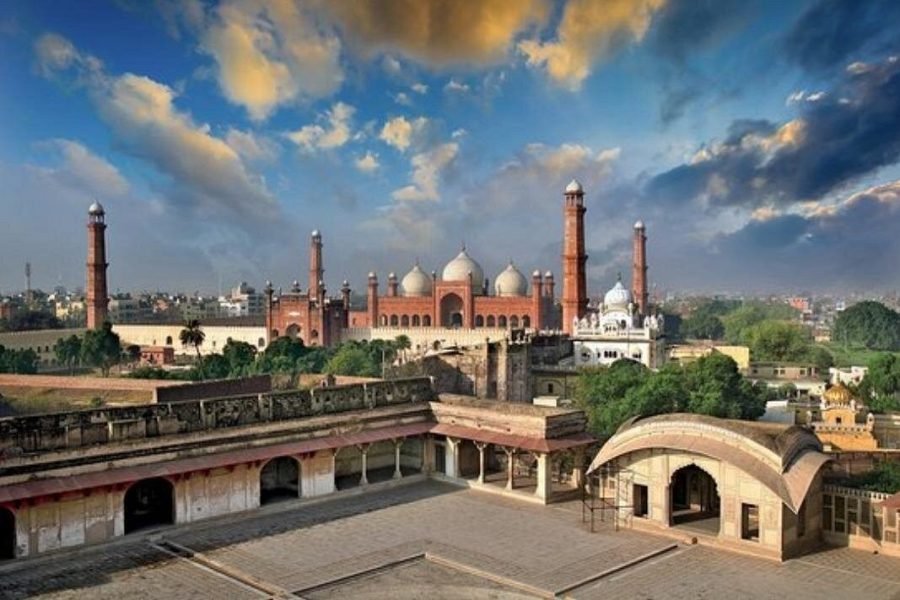 Explore the Best of Lahore: Full-Day Guided City Tour